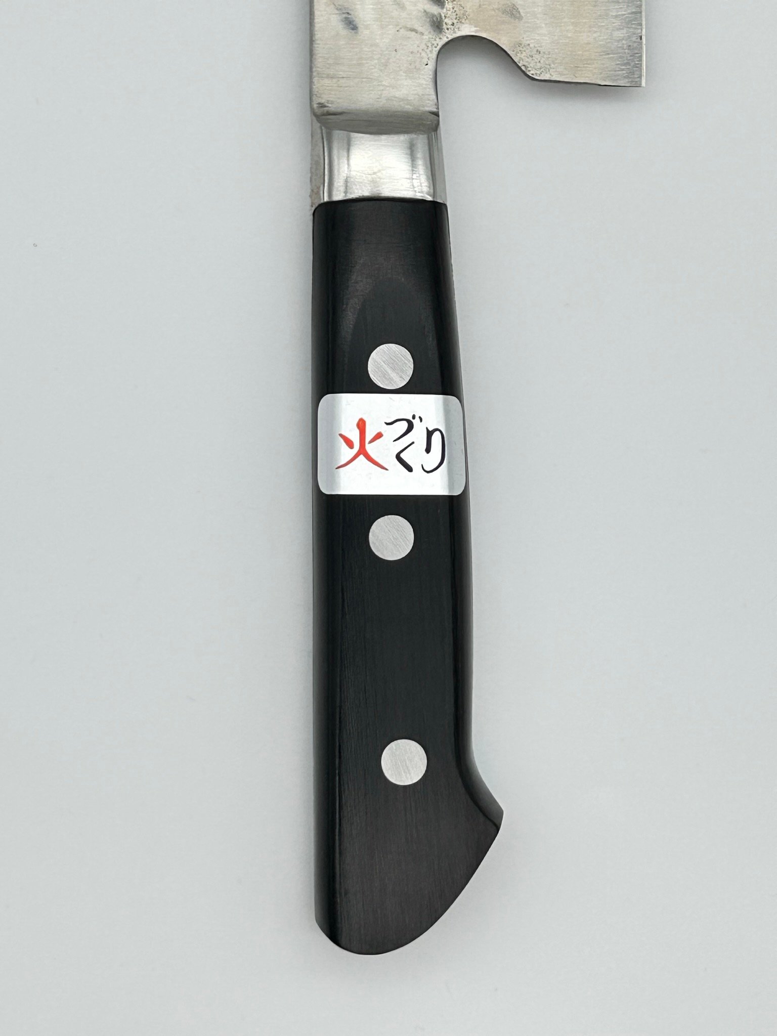 https://acuteangleshop.com/wp-content/uploads/2023/09/teruyasu-fujiwara-maboroshi-shirokami-1-with-stainless-santoku-japanese-knife-180mm-western-handle-04.jpeg